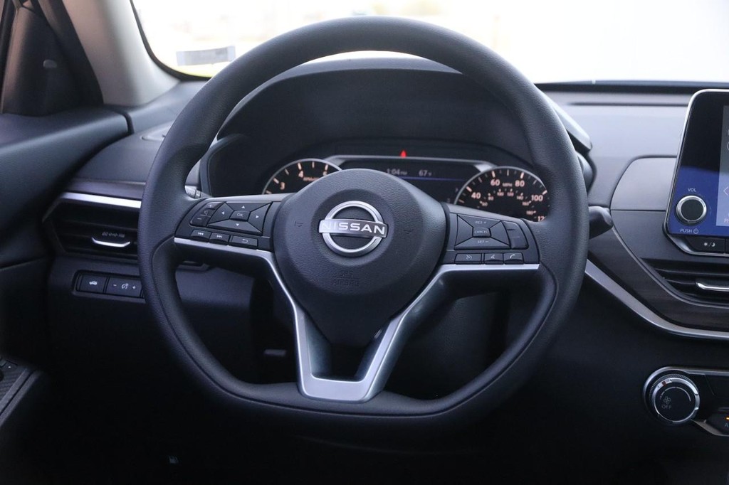 Nissan Altima Vehicle Full-screen Gallery Image 21