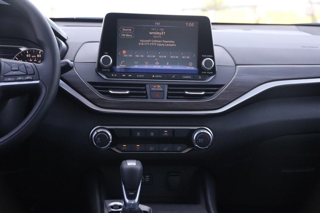 Nissan Altima Vehicle Full-screen Gallery Image 22