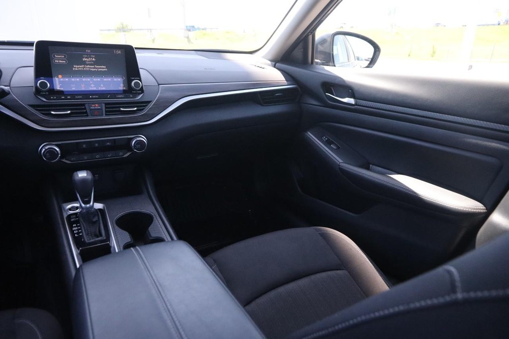 Nissan Altima Vehicle Full-screen Gallery Image 23
