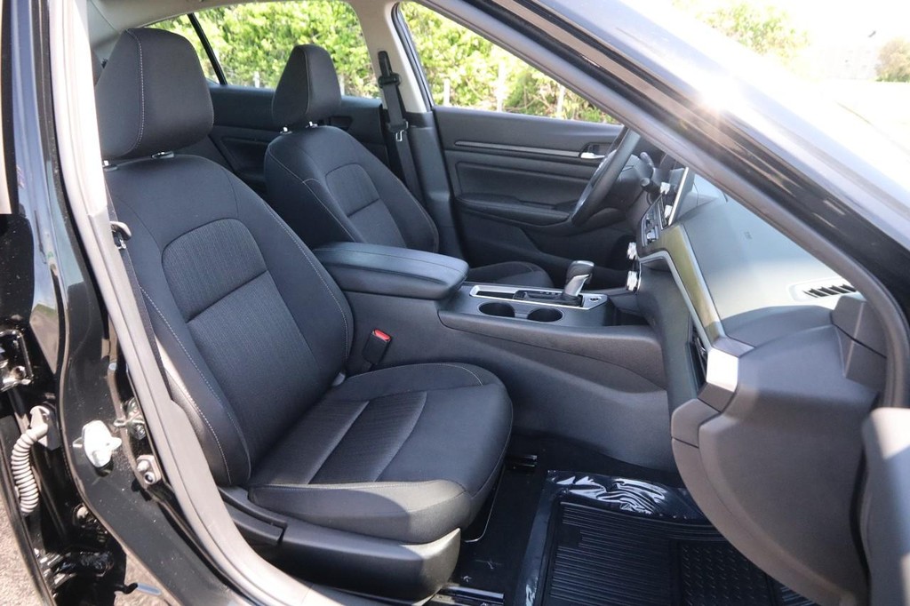 Nissan Altima Vehicle Full-screen Gallery Image 24