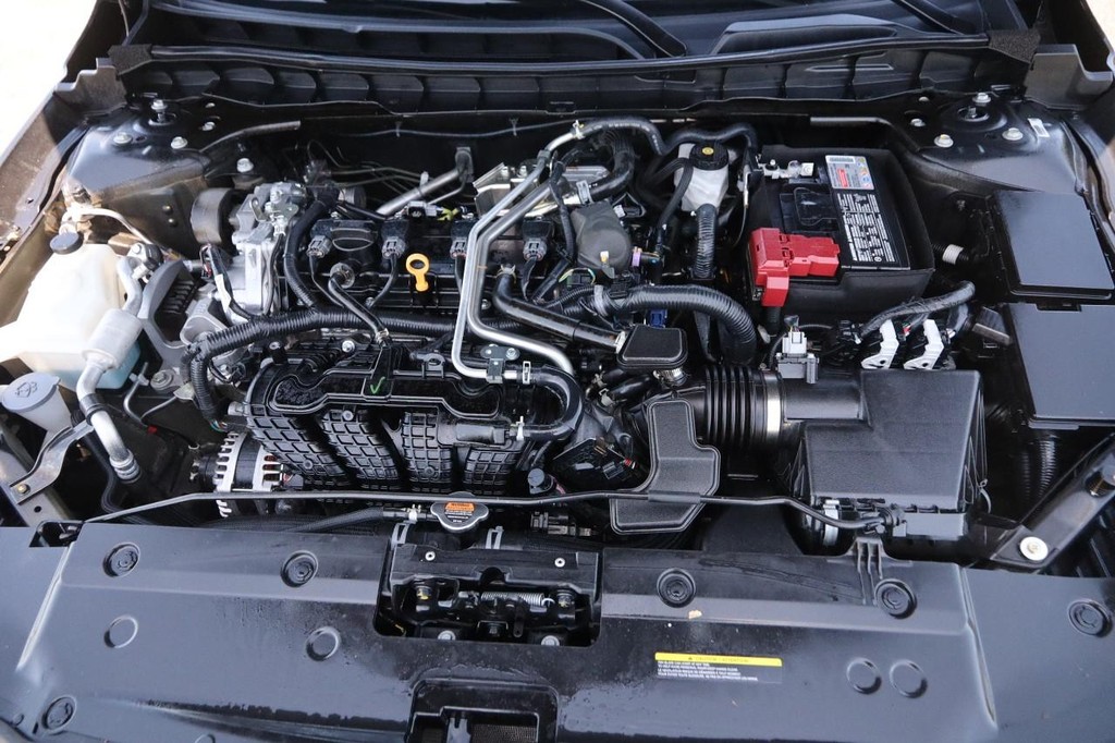 Nissan Altima Vehicle Full-screen Gallery Image 25