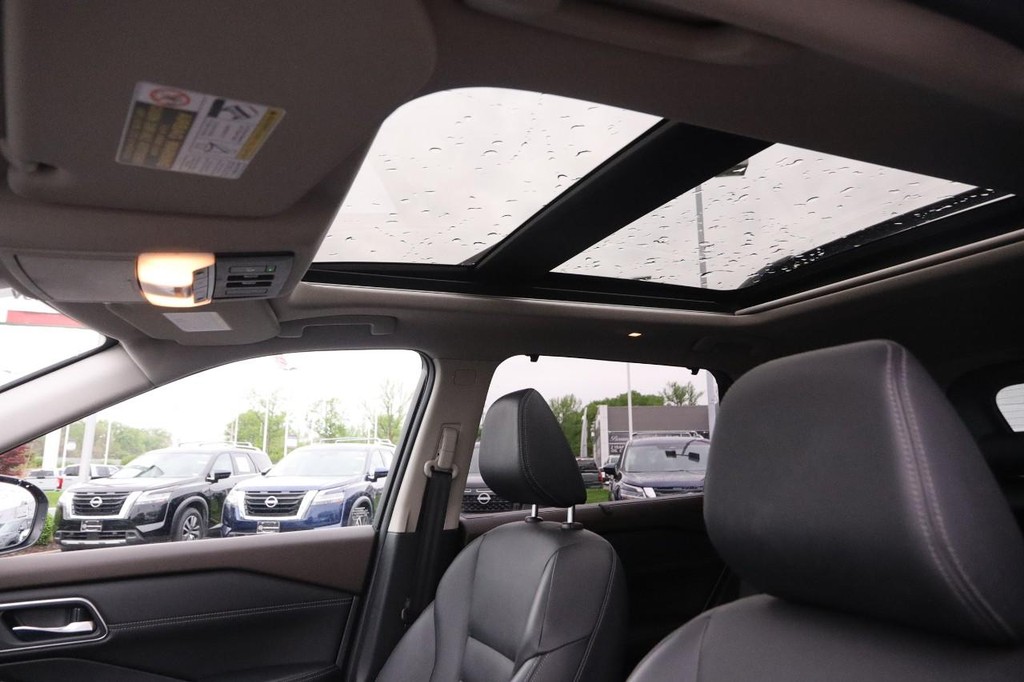 Nissan Rogue Vehicle Image 09