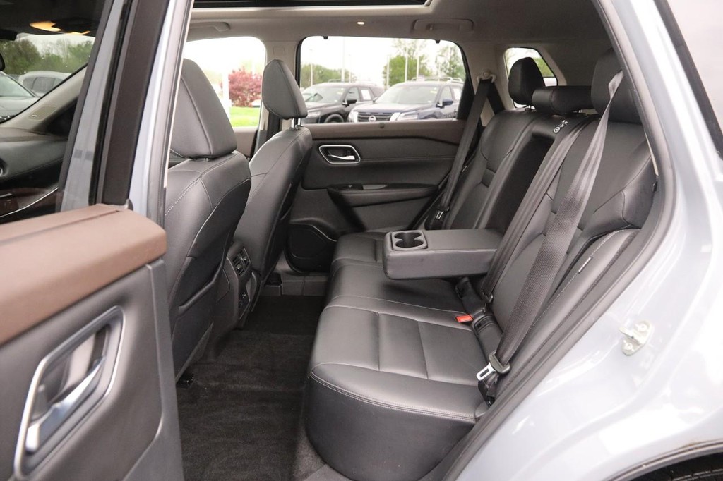 Nissan Rogue Vehicle Image 11