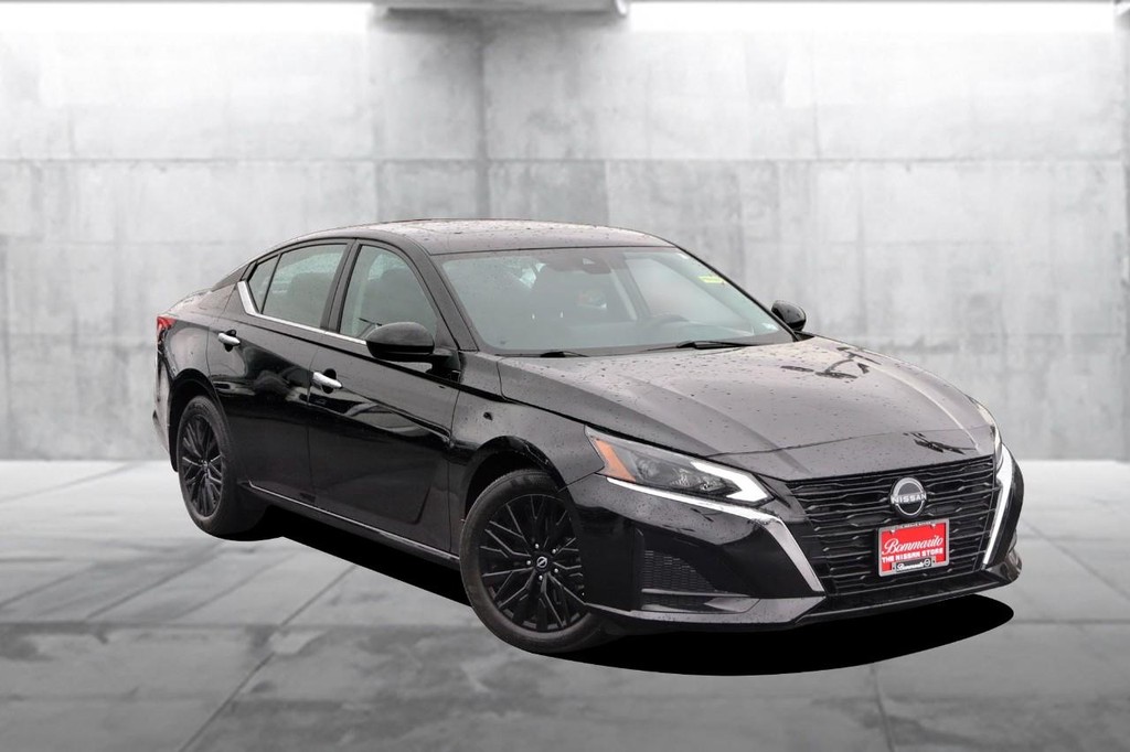 Nissan Altima Vehicle Image 02