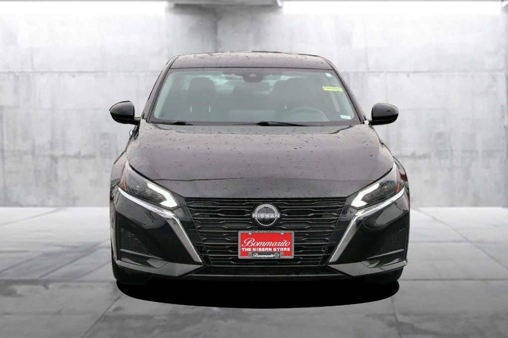 Nissan Altima Vehicle Image 04
