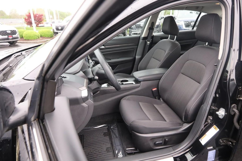 Nissan Altima Vehicle Image 09