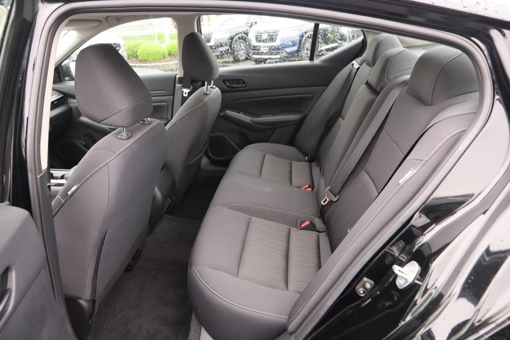 Nissan Altima Vehicle Image 10