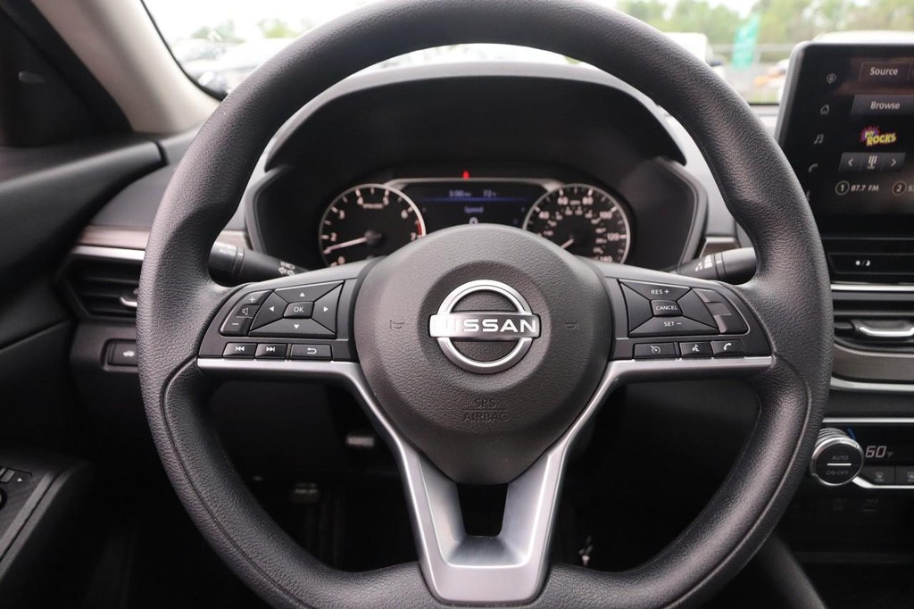 Nissan Altima Vehicle Image 11