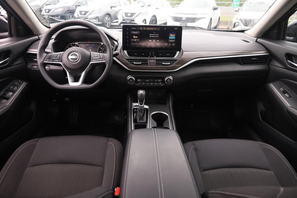 Nissan Altima Vehicle Image 21