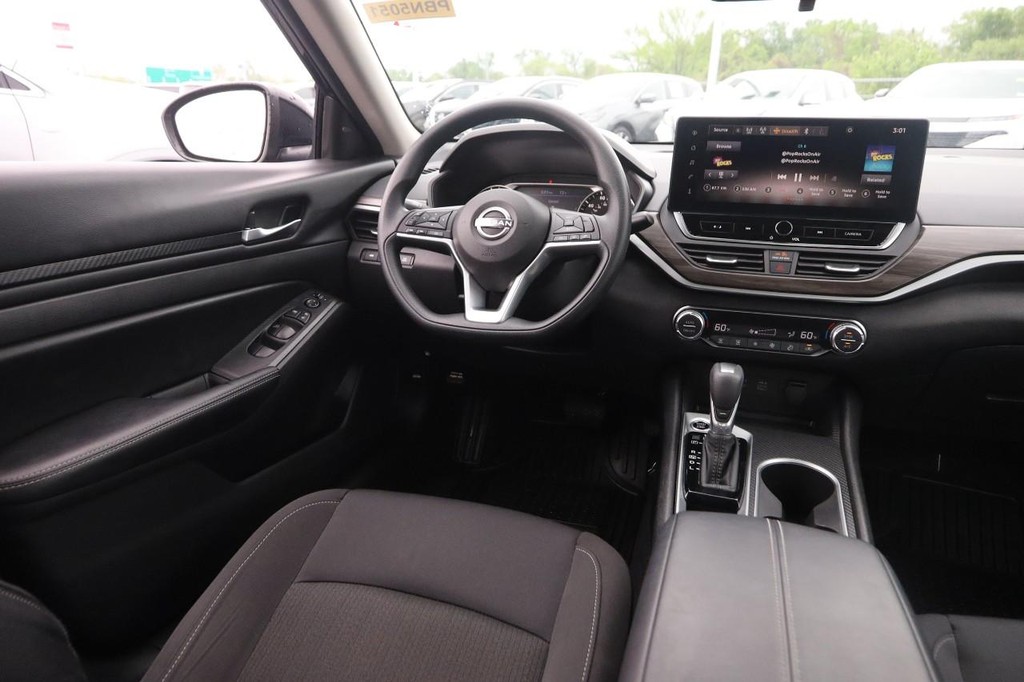 Nissan Altima Vehicle Image 22