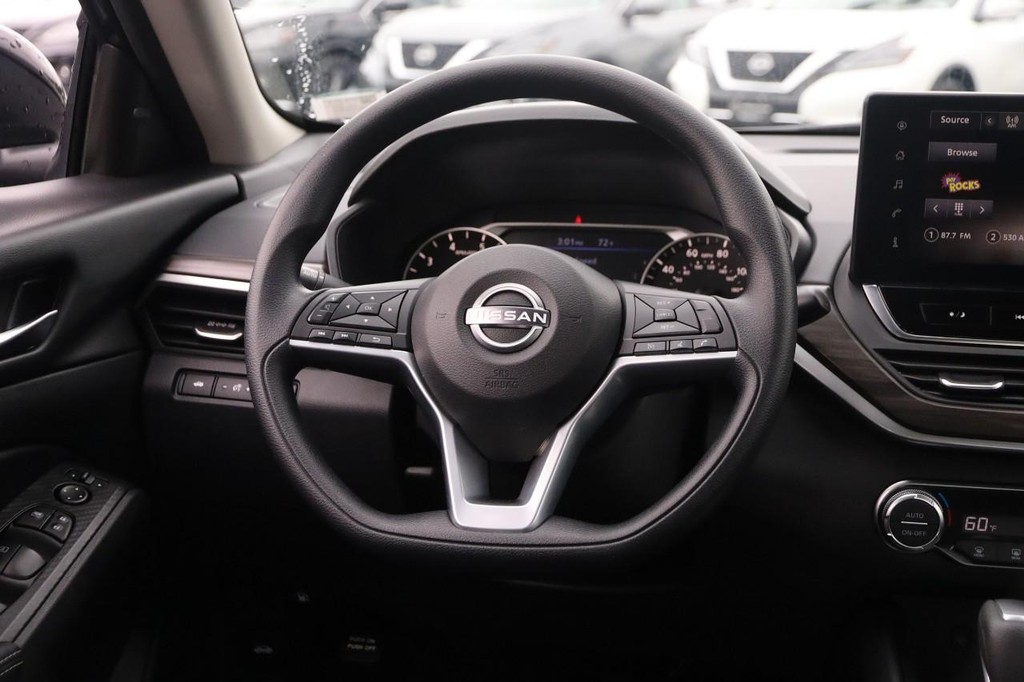 Nissan Altima Vehicle Image 23