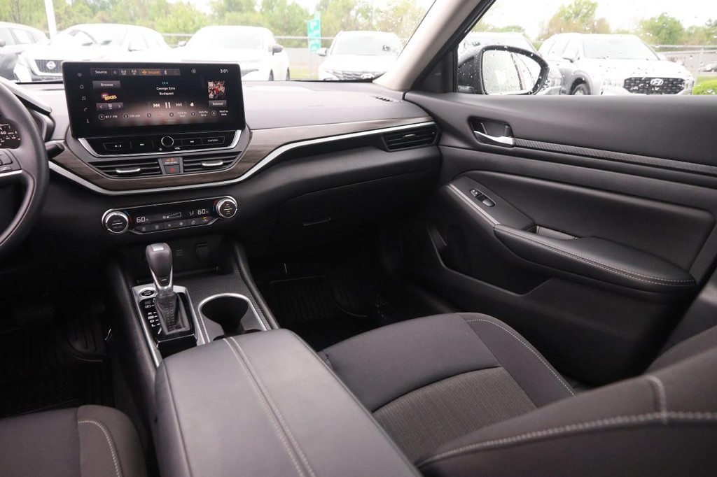 Nissan Altima Vehicle Image 25