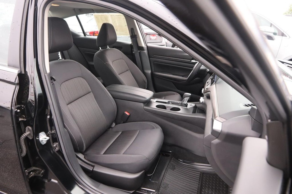 Nissan Altima Vehicle Image 26