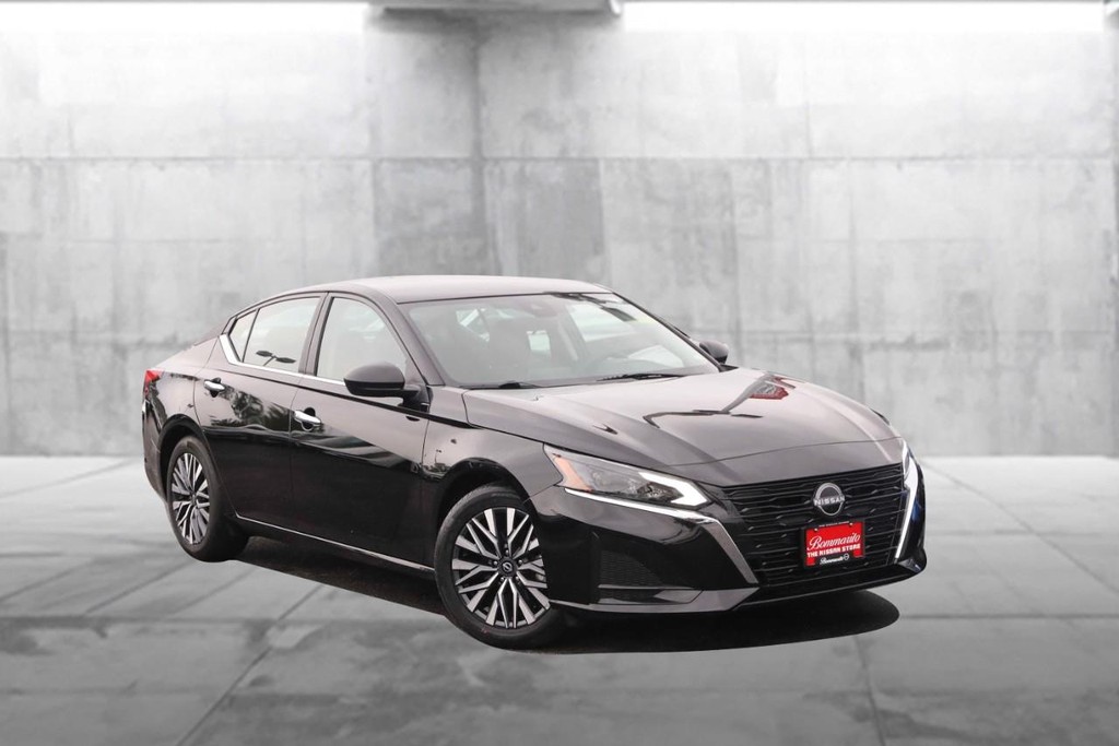 Nissan Altima Vehicle Image 02