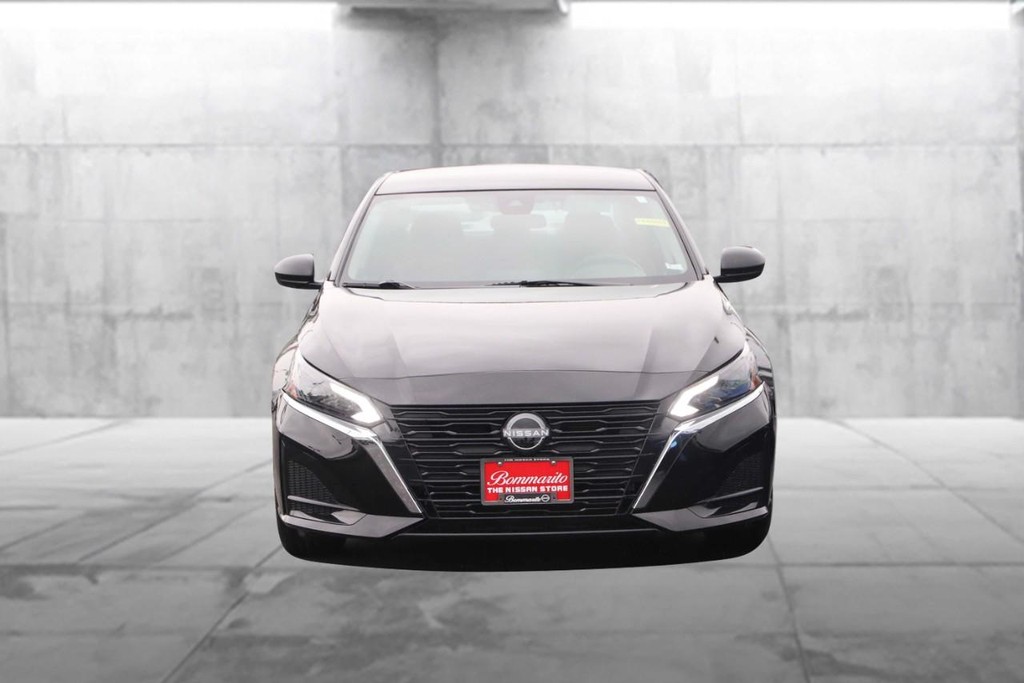 Nissan Altima Vehicle Image 04