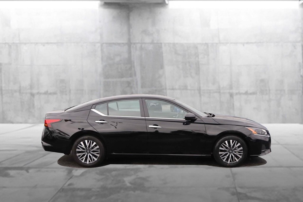 Nissan Altima Vehicle Image 05