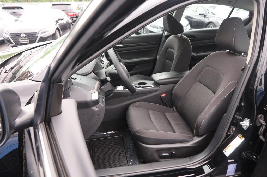 Nissan Altima Vehicle Image 08