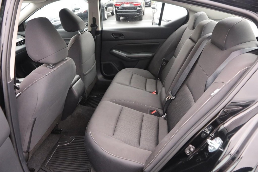 Nissan Altima Vehicle Image 09