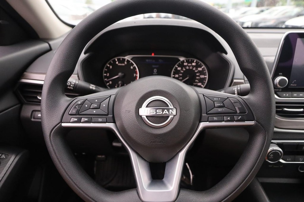 Nissan Altima Vehicle Image 10