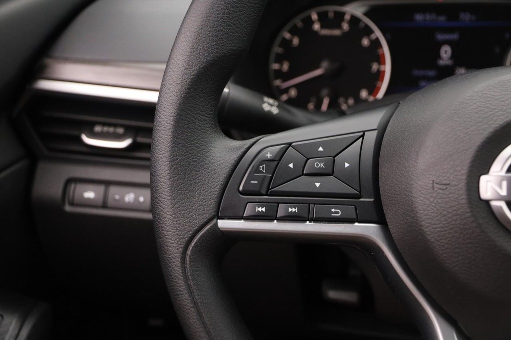 Nissan Altima Vehicle Image 11