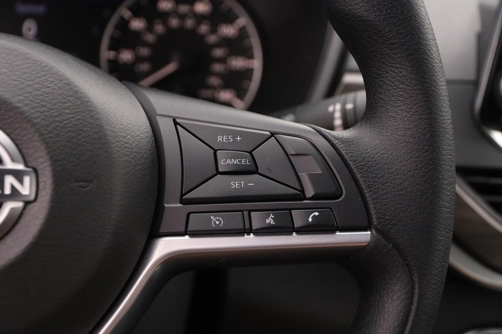 Nissan Altima Vehicle Image 12