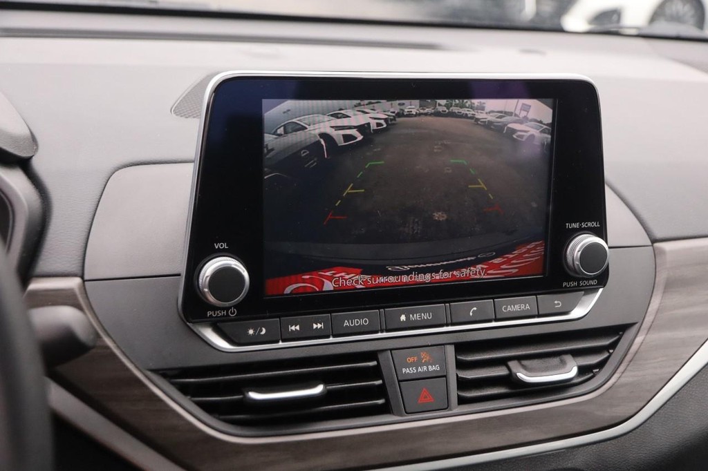 Nissan Altima Vehicle Image 16