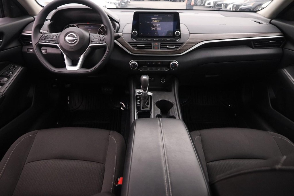 Nissan Altima Vehicle Image 21