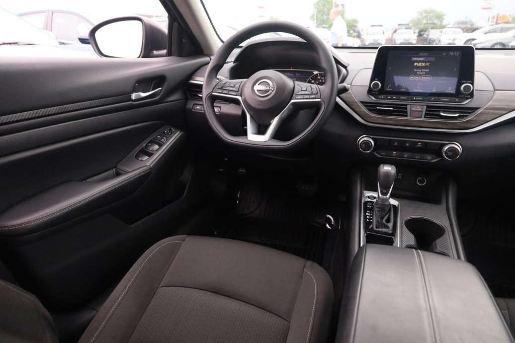 Nissan Altima Vehicle Image 22
