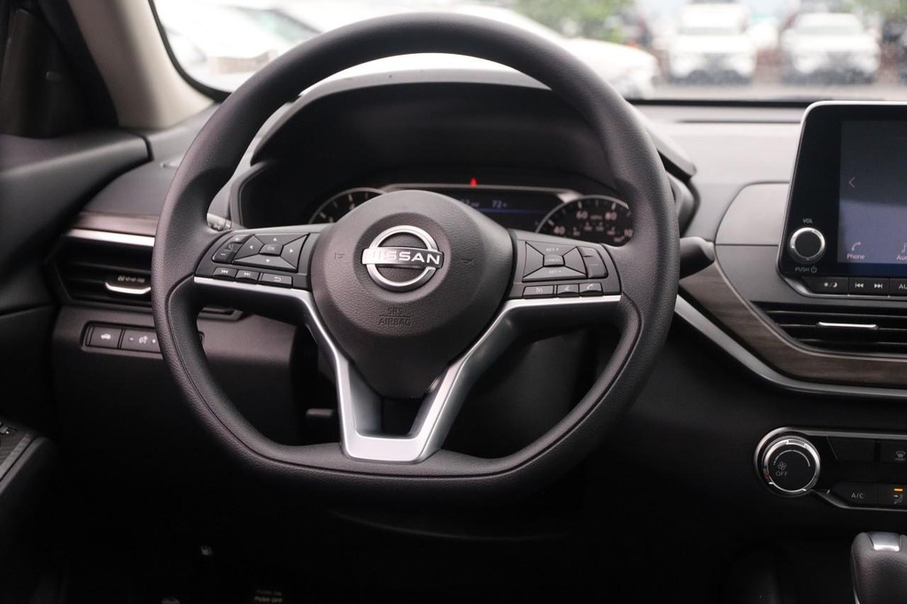 Nissan Altima Vehicle Image 23