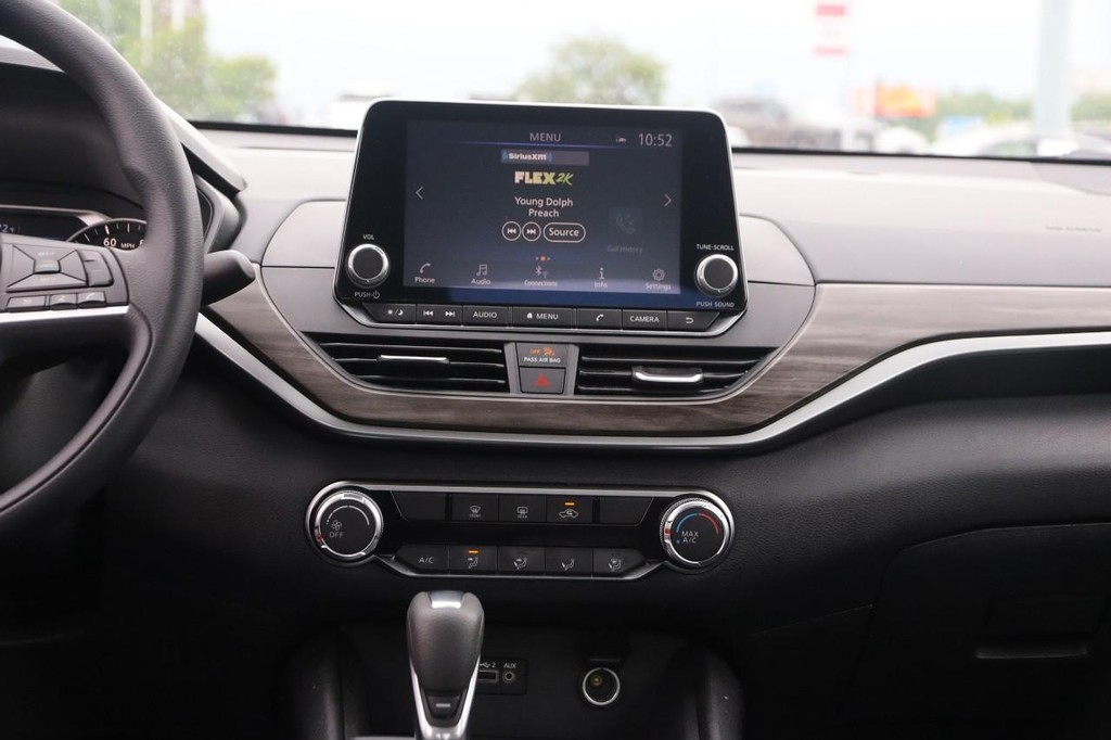 Nissan Altima Vehicle Image 24