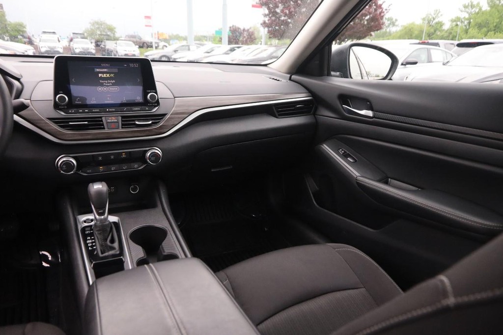 Nissan Altima Vehicle Image 25