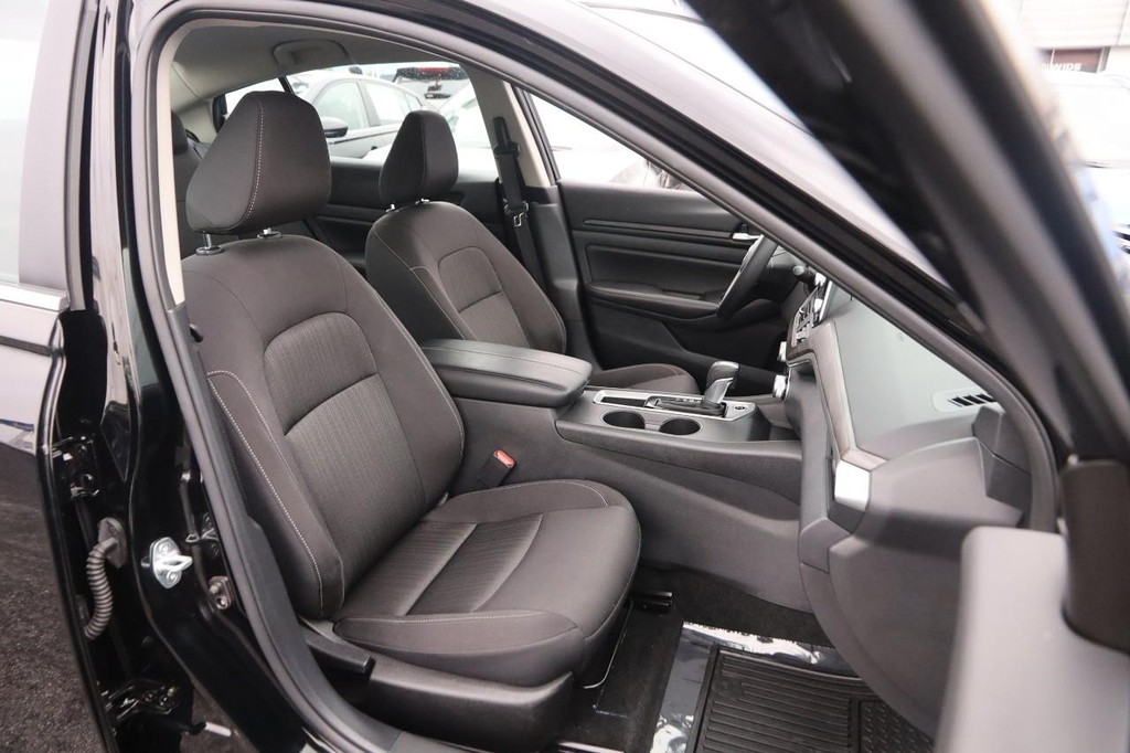 Nissan Altima Vehicle Image 26