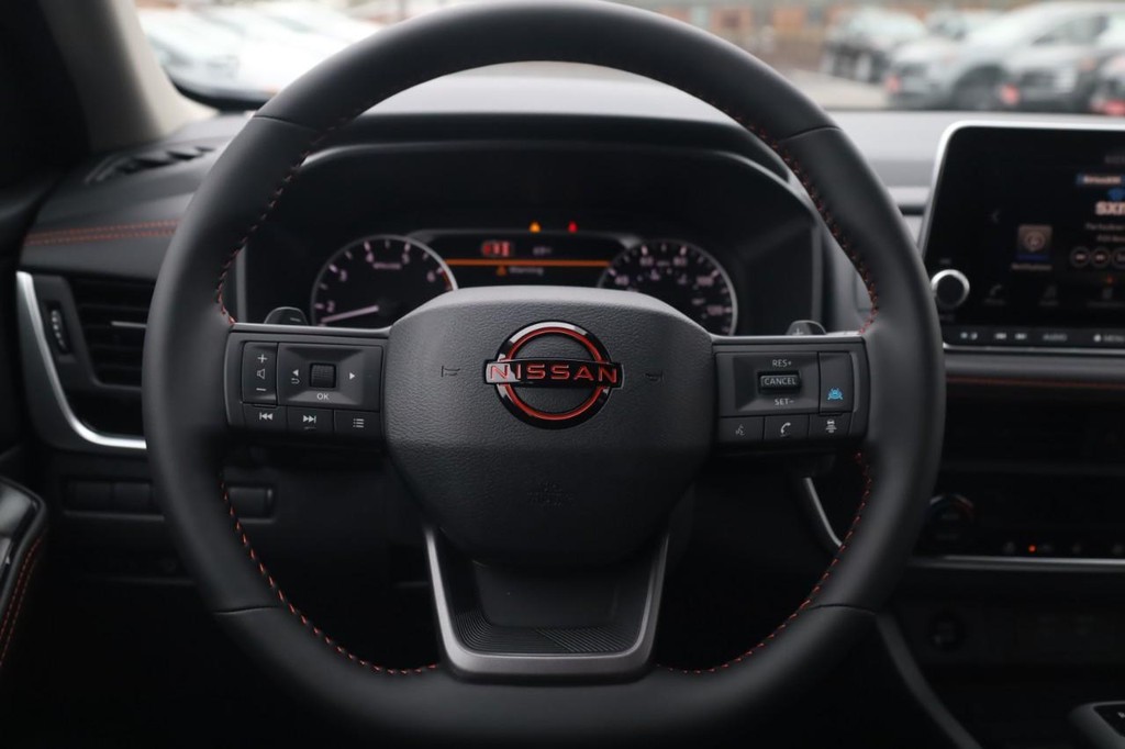 Nissan Rogue Vehicle Full-screen Gallery Image 8