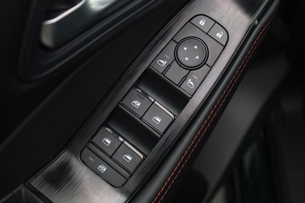 Nissan Rogue Vehicle Full-screen Gallery Image 11