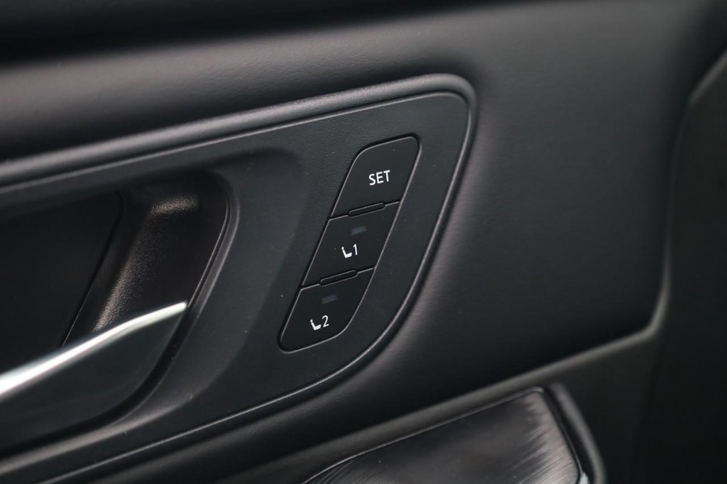 Nissan Rogue Vehicle Full-screen Gallery Image 12