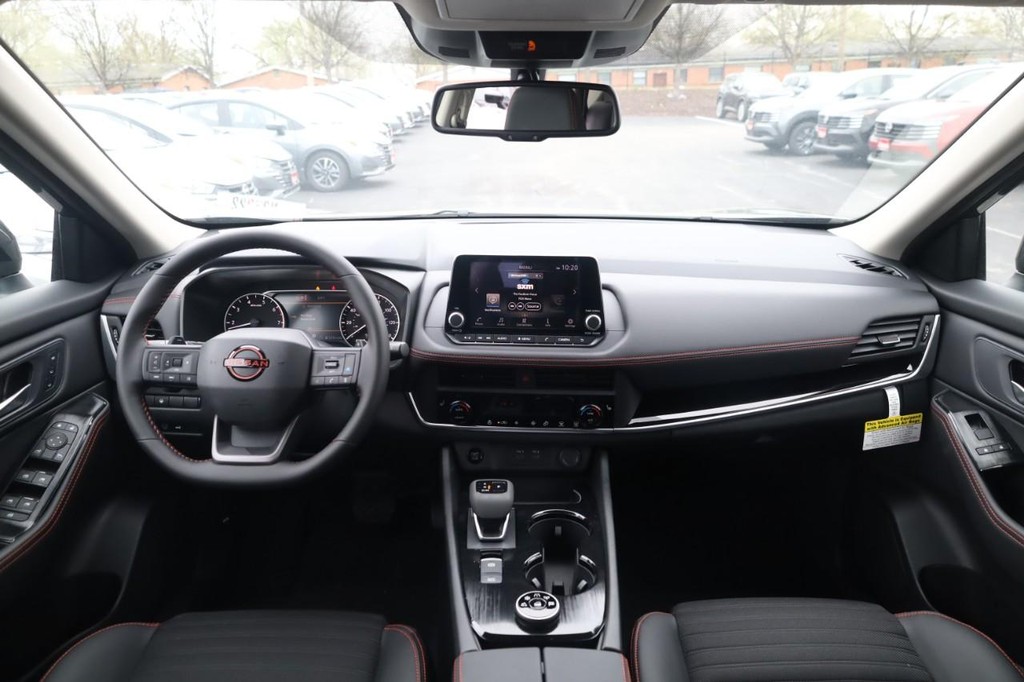 Nissan Rogue Vehicle Full-screen Gallery Image 7