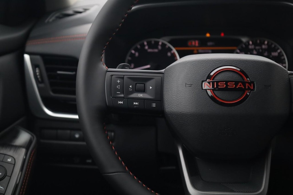 Nissan Rogue Vehicle Full-screen Gallery Image 10