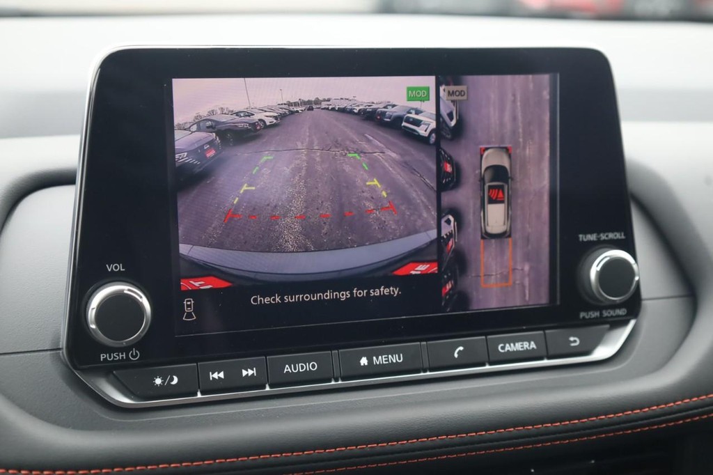 Nissan Rogue Vehicle Full-screen Gallery Image 16