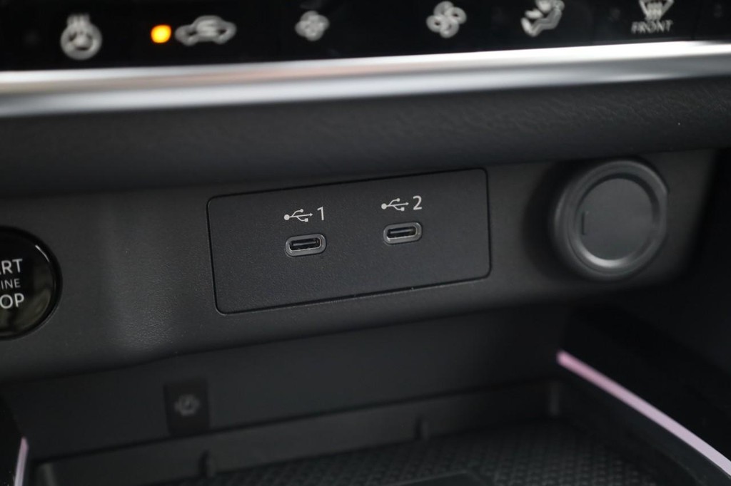 Nissan Rogue Vehicle Full-screen Gallery Image 18