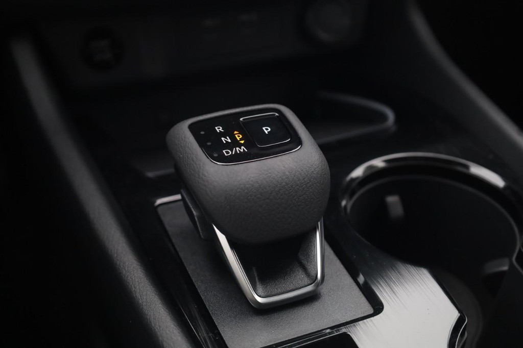 Nissan Rogue Vehicle Full-screen Gallery Image 20