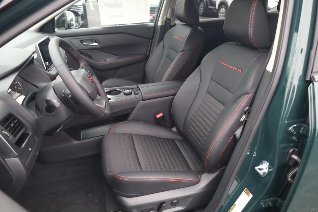 Nissan Rogue Vehicle Full-screen Gallery Image 21