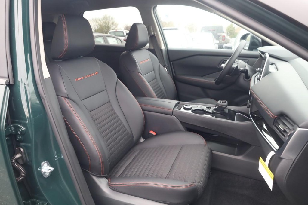Nissan Rogue Vehicle Full-screen Gallery Image 22