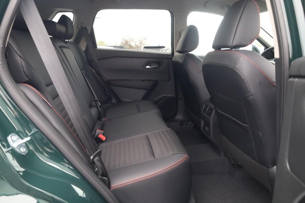 Nissan Rogue Vehicle Full-screen Gallery Image 23