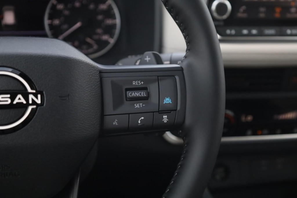 Nissan Rogue Vehicle Image 09