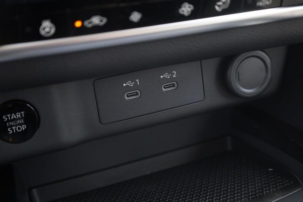 Nissan Rogue Vehicle Image 17