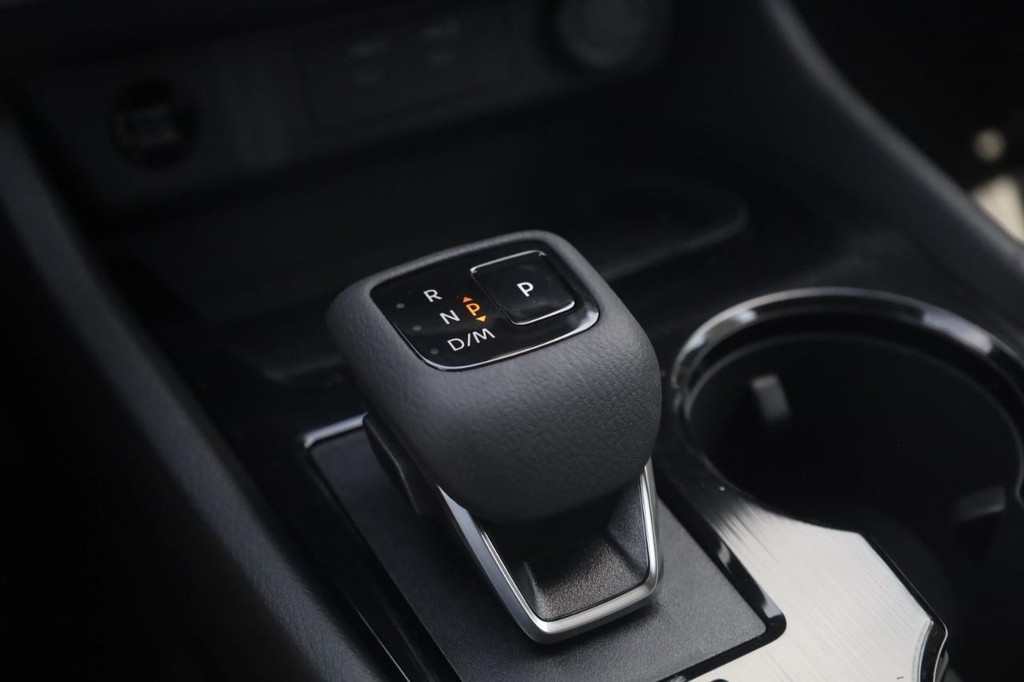 Nissan Rogue Vehicle Image 19