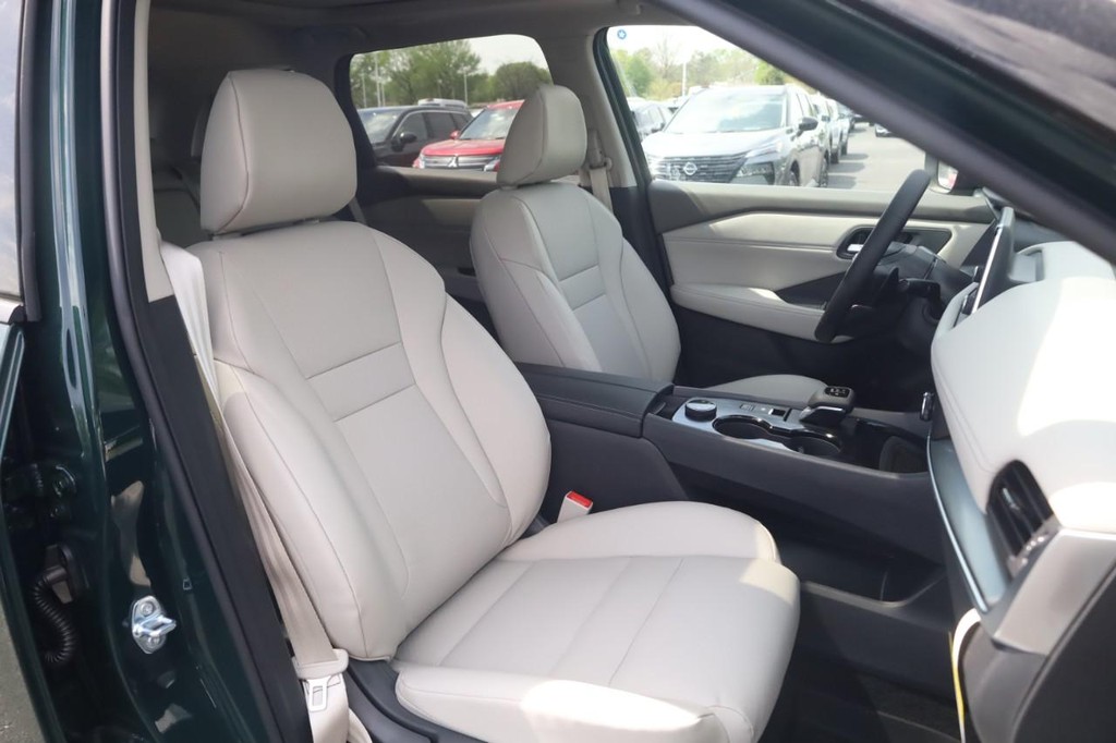 Nissan Rogue Vehicle Image 21