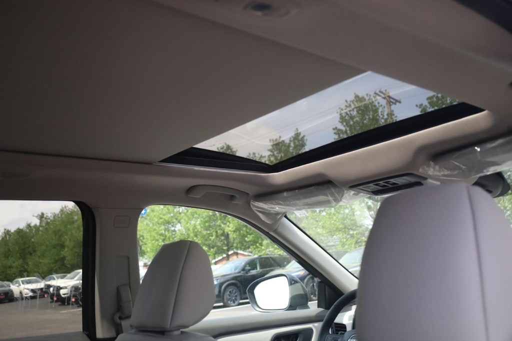 Nissan Rogue Vehicle Image 23