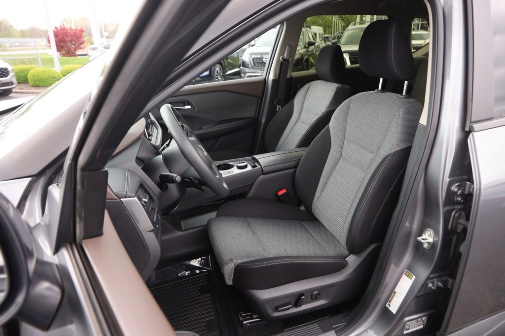 Nissan Rogue Vehicle Image 08