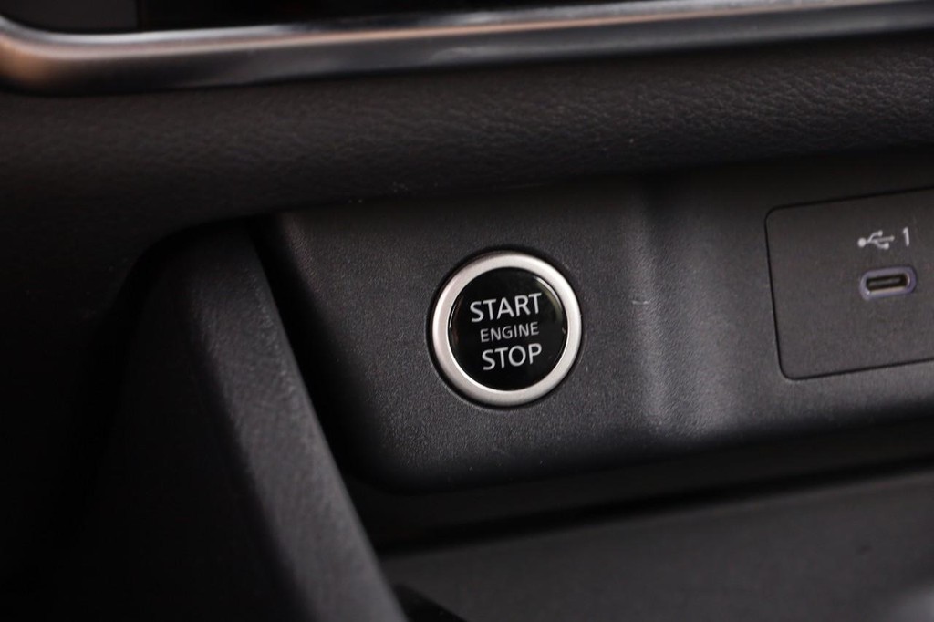 Nissan Rogue Vehicle Image 14